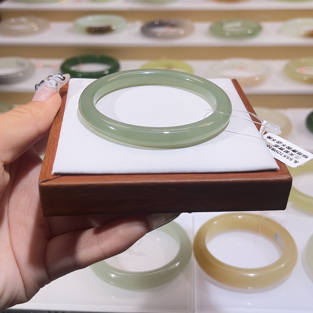 和田玉未镶嵌手镯高冰葡萄肉