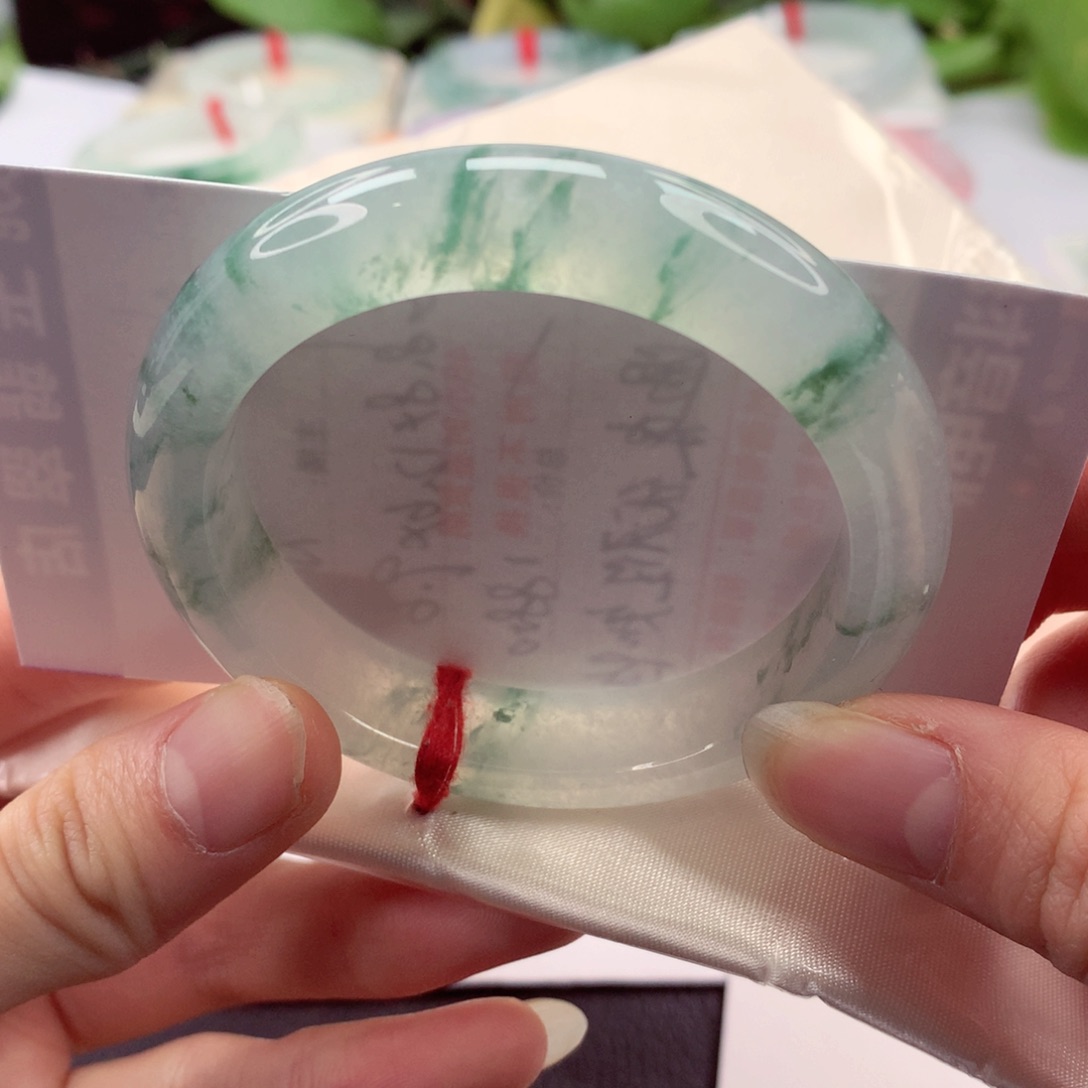 翡翠手镯（圆镯）未镶嵌 52.6 完整度高 冰透起光绿花 小