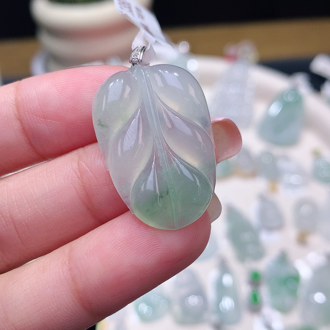 颈饰18K金镶嵌翡翠叶子