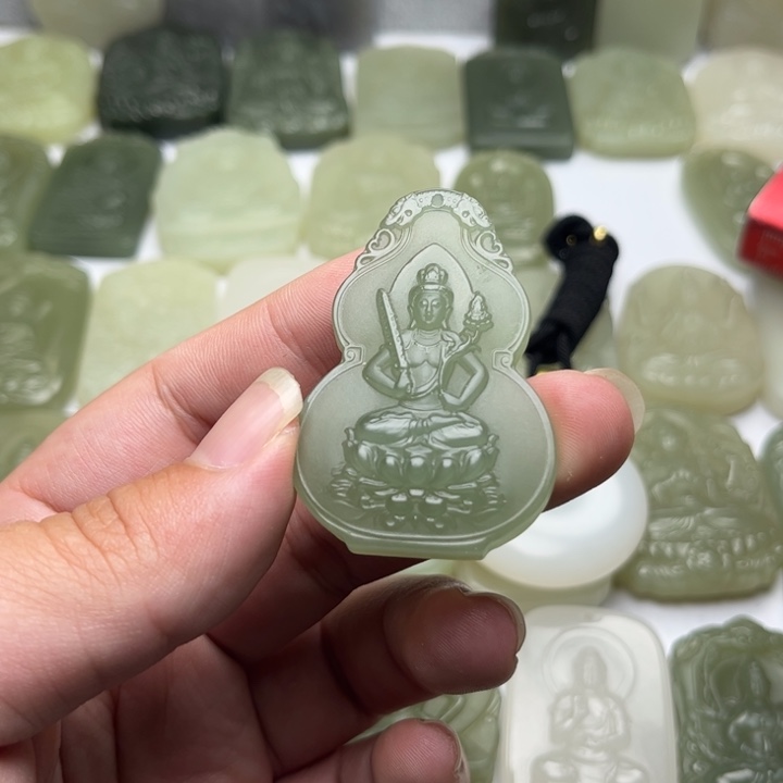 和田玉未镶嵌颈饰懒****。