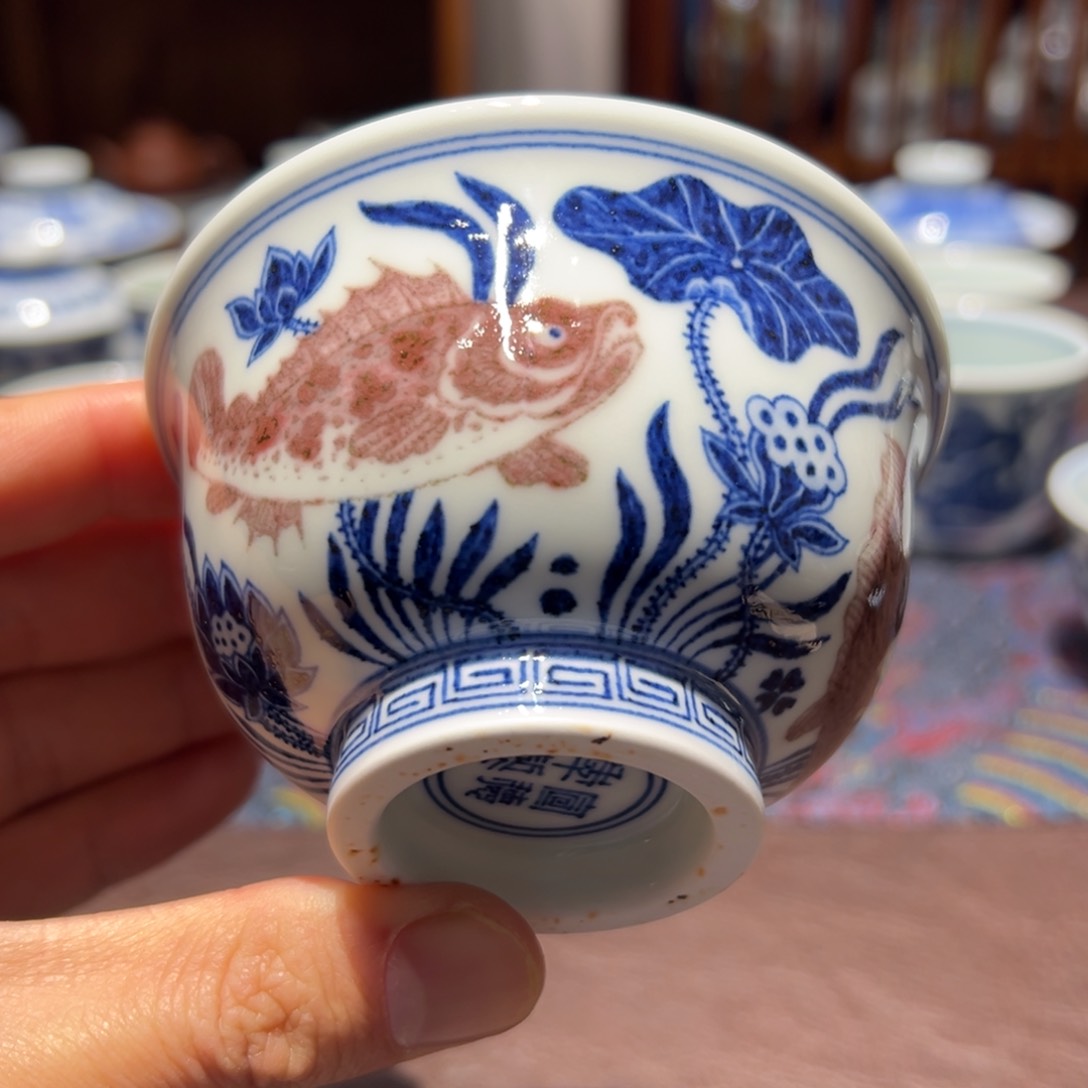 杯青花釉里红鱼藻纹压手杯口径约9.3厘米