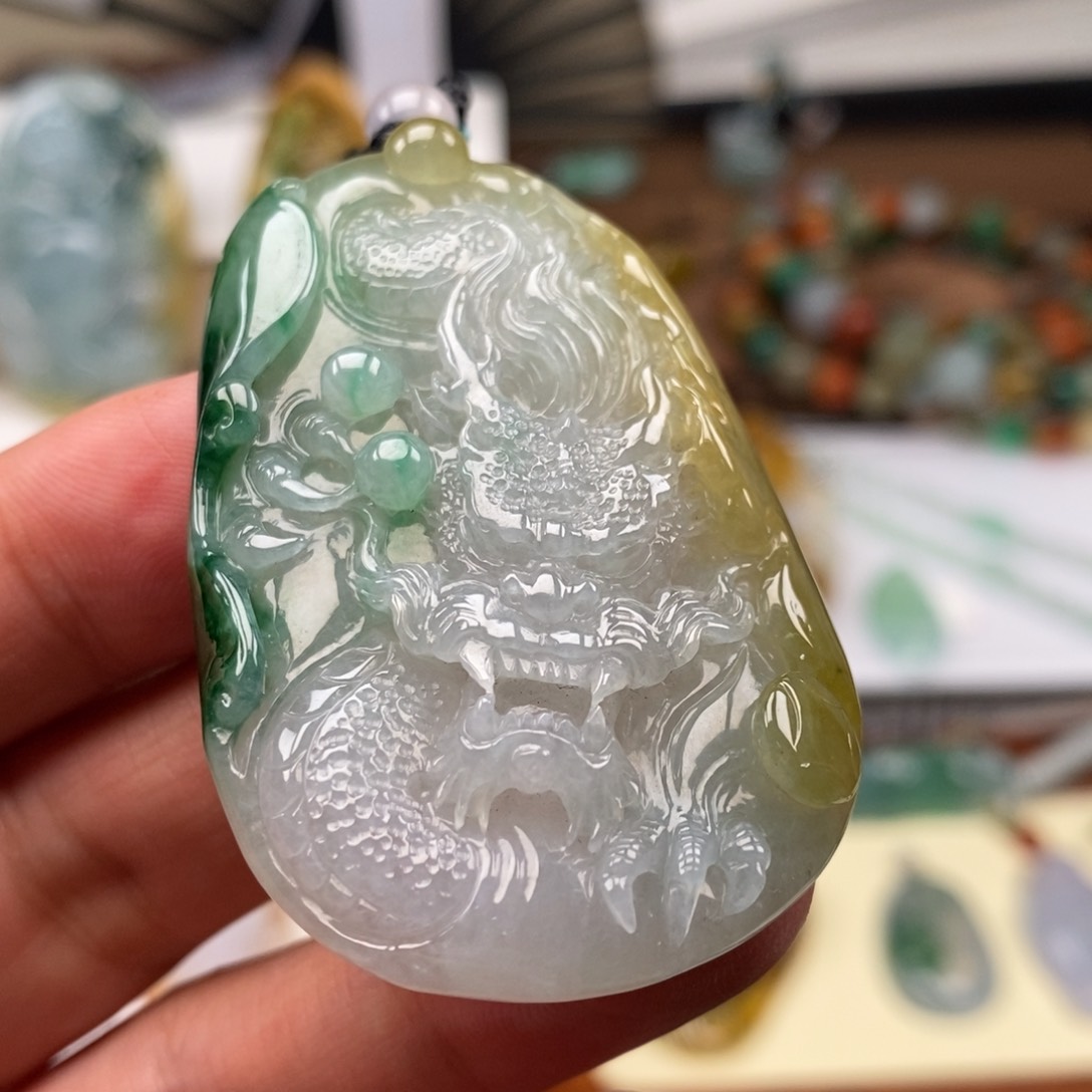 翡翠颈饰未镶嵌缅甸天然翡翠黄加绿龙牌