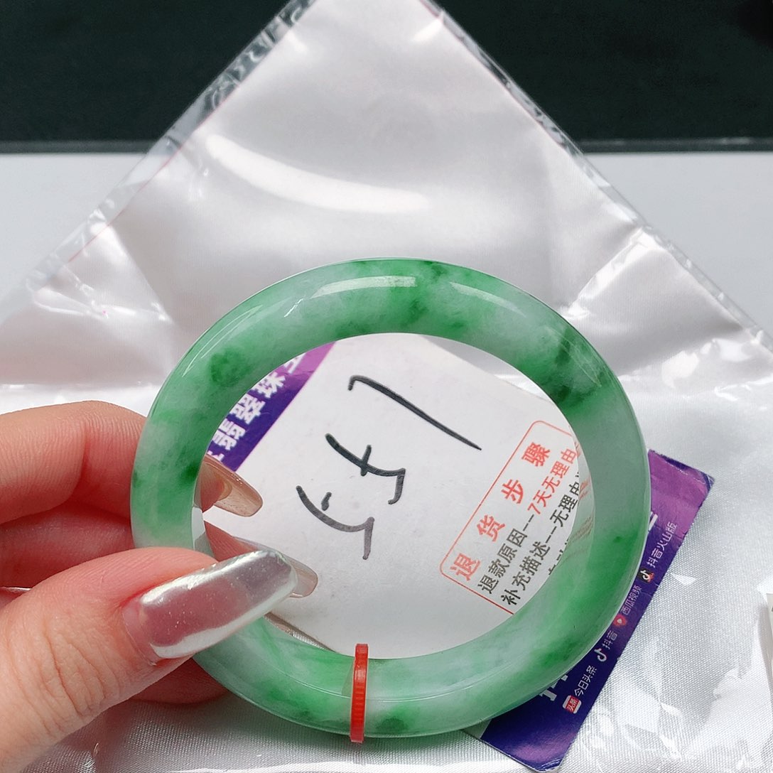 翡翠手镯未镶嵌翡翠手镯