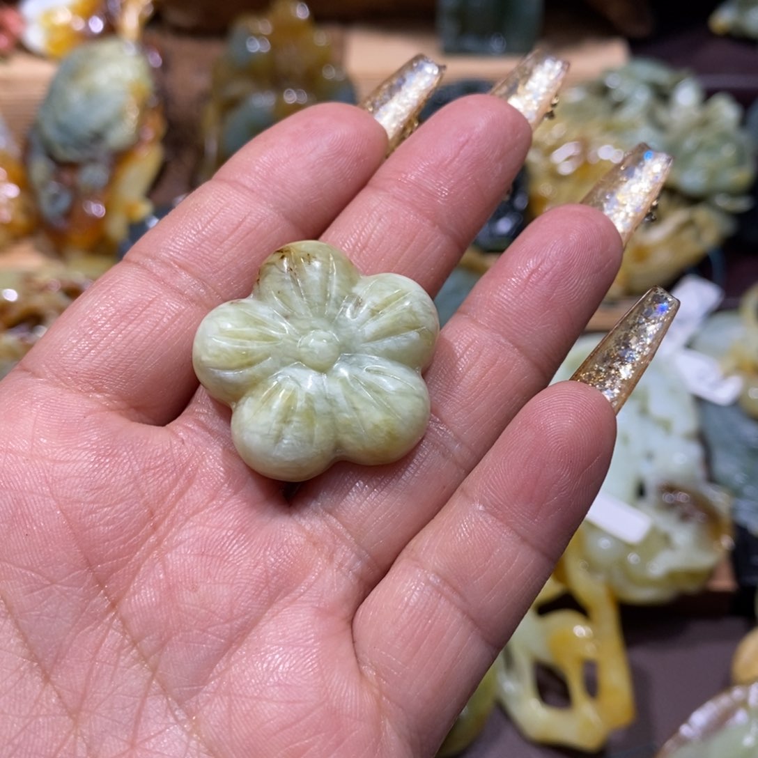 蛇纹石玉颈饰未镶嵌