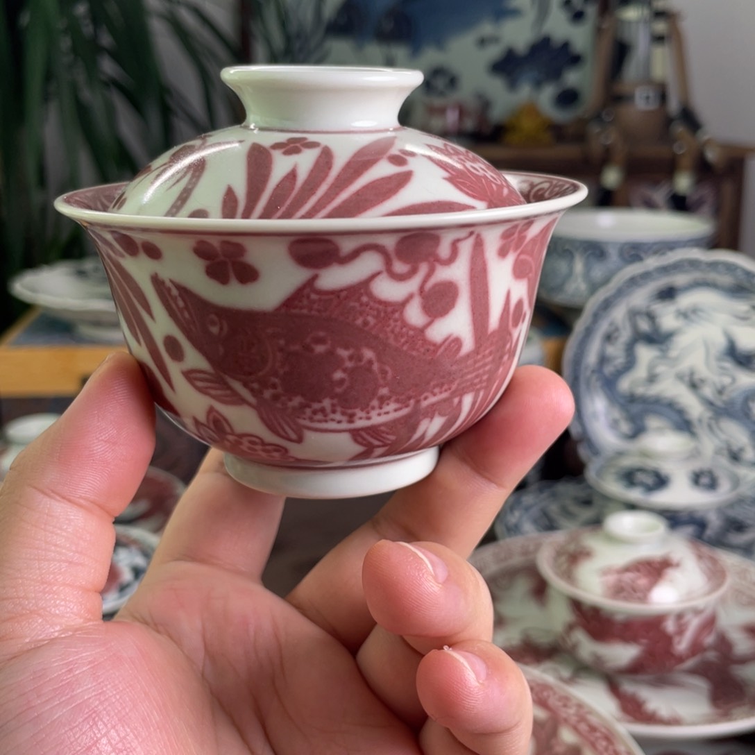 青花釉里红鱼藻纹盖碗