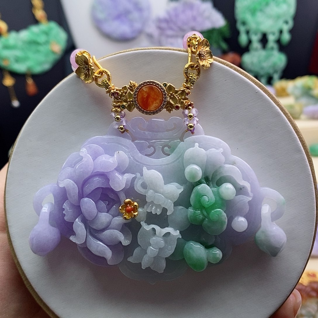 翡翠未镶嵌吊坠(赠链)