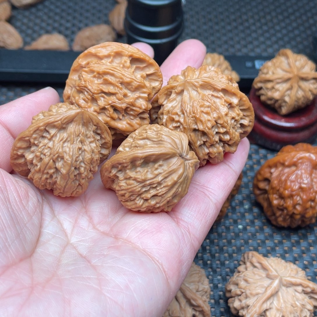 文玩核桃吊坠人***两对核桃