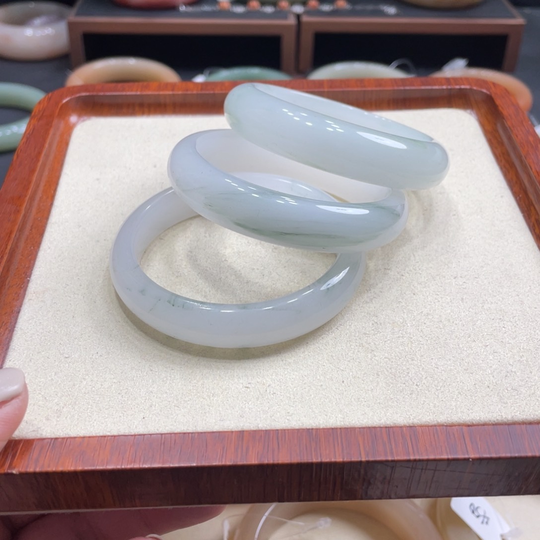 石英质玉手镯未镶嵌