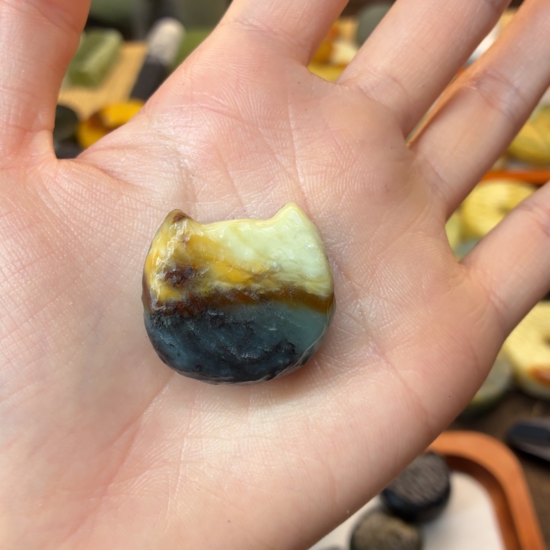 ，***蛇纹石玉未镶嵌颈饰