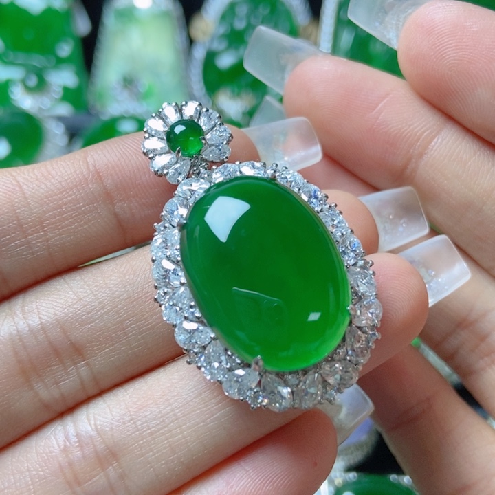 翡翠颈饰铂Pt900镶嵌18。       