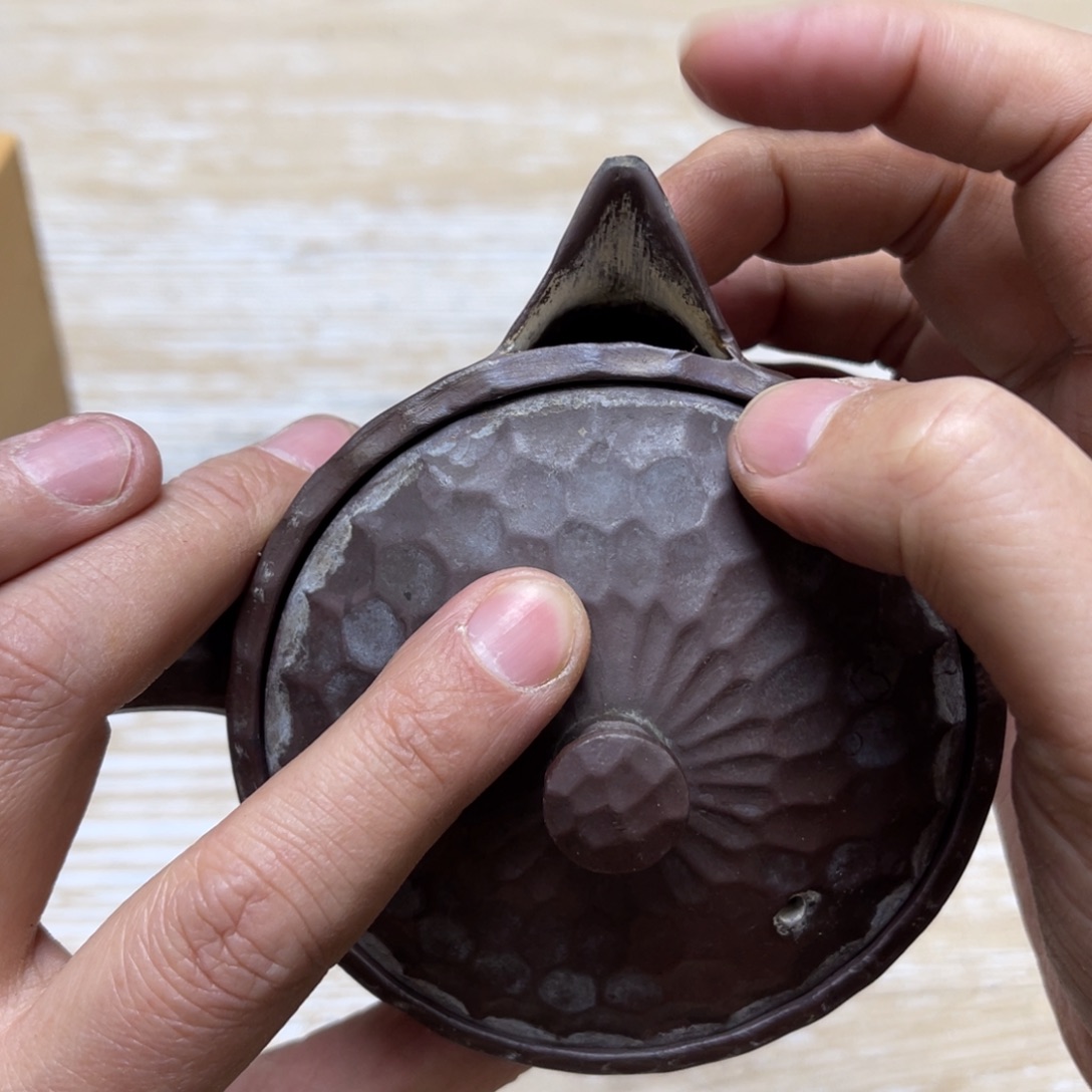 瓷片唐*街密密麻麻地排列着一个