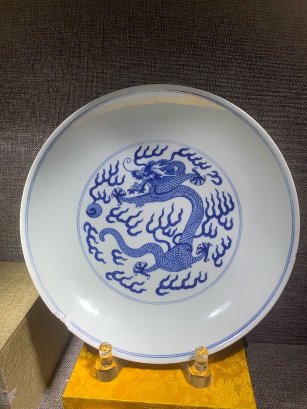 陶瓷当代仿古艺术品有磕冲青花盘