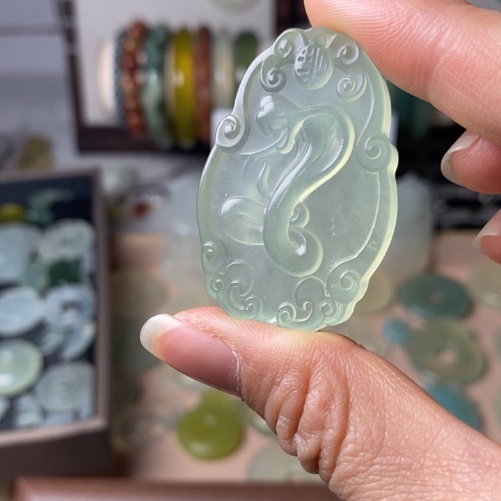 蛇纹石玉颈饰未镶嵌