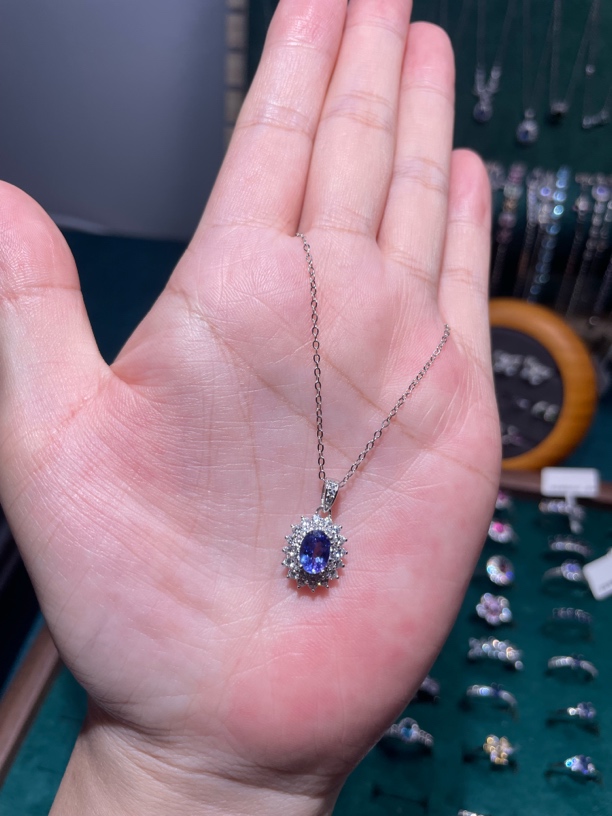 坦桑石项链，色泽浓郁，佩戴高贵典雅