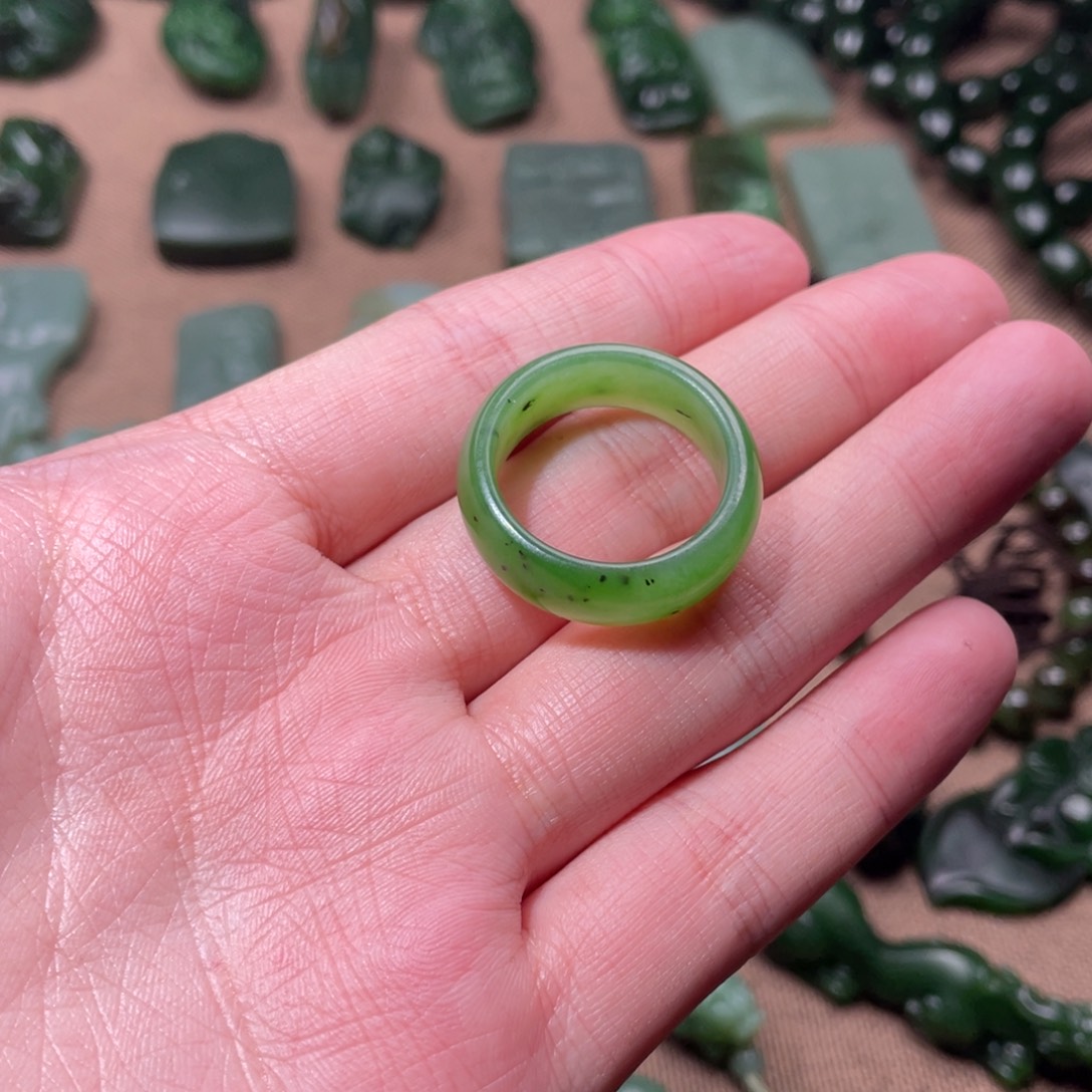 阿***辉和田玉未镶嵌颈饰