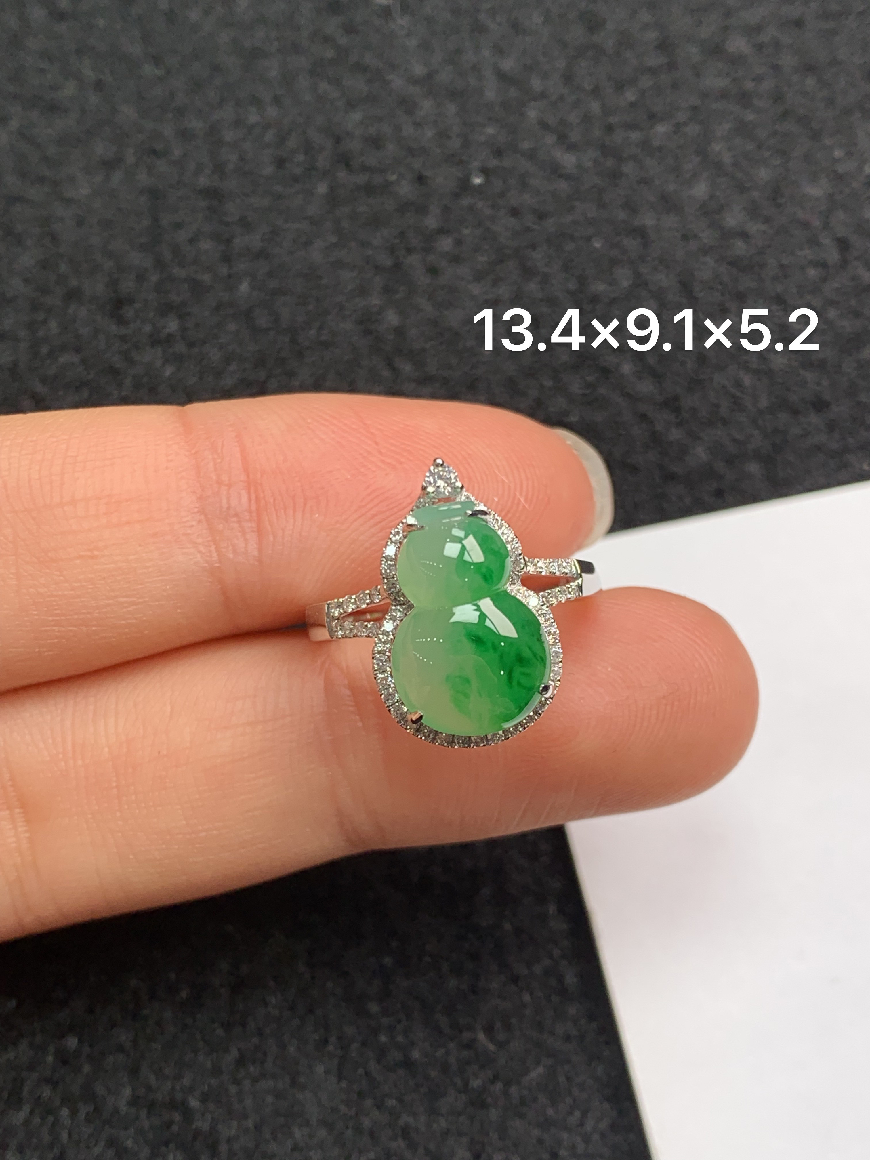 18K金镶嵌天然缅甸翡翠阳绿葫芦戒指