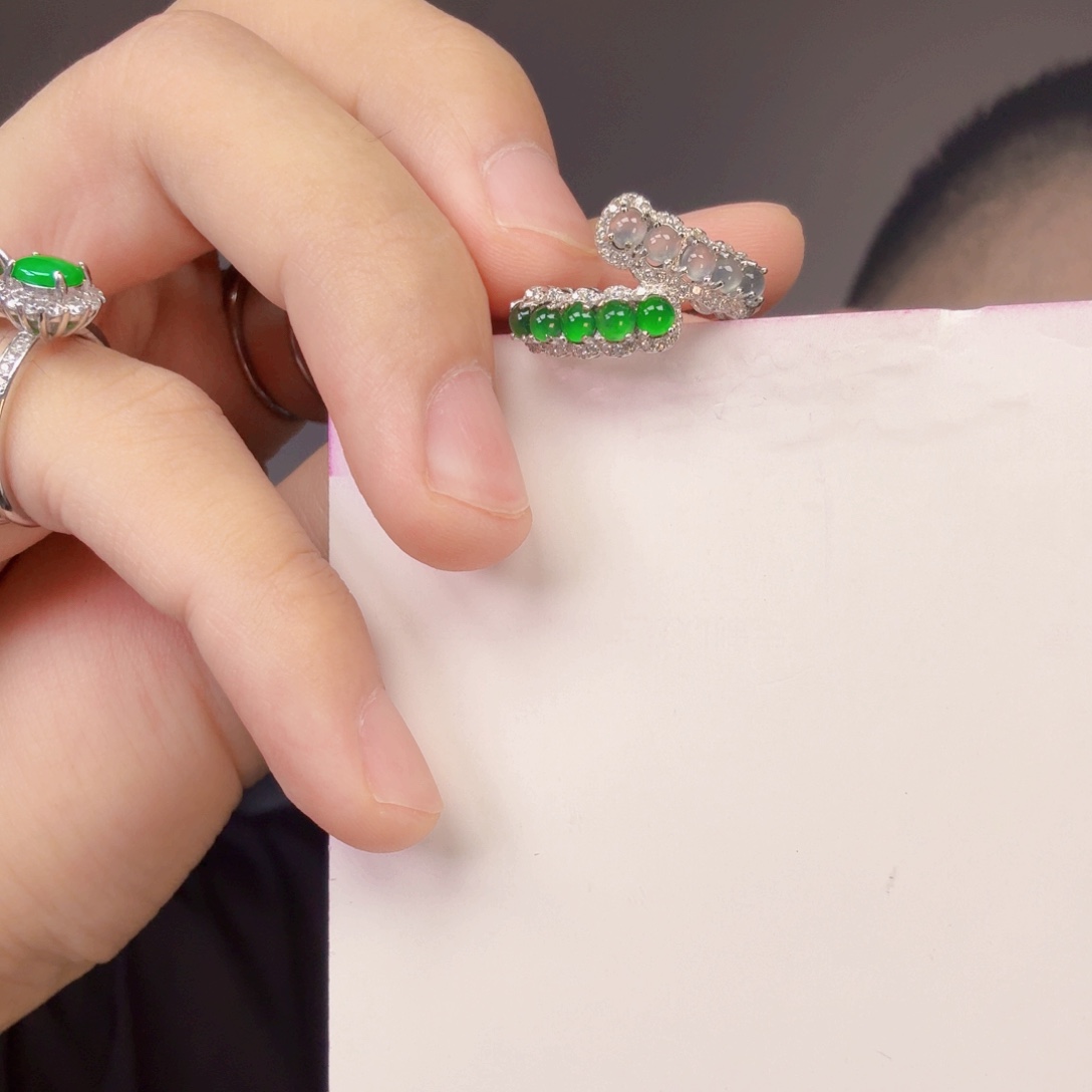 翡翠未镶嵌颈饰一件