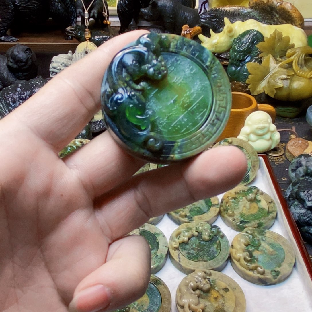 铺***售蛇纹石玉未镶嵌颈饰