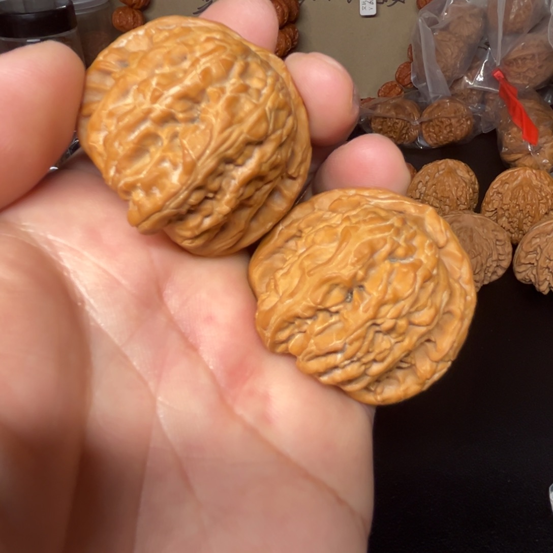文玩核桃白狮子一对40