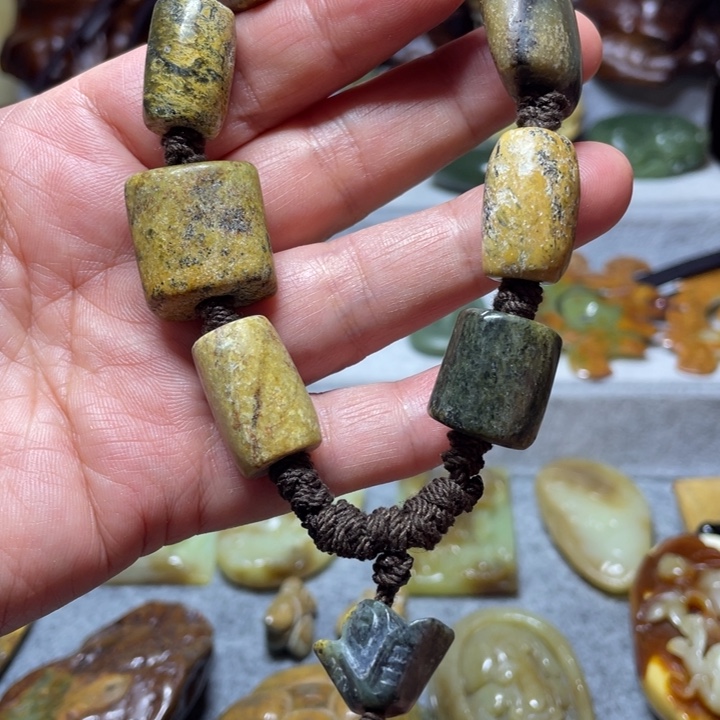 【闪购商品】岫岩河磨玉（透闪石质玉）手持未镶嵌