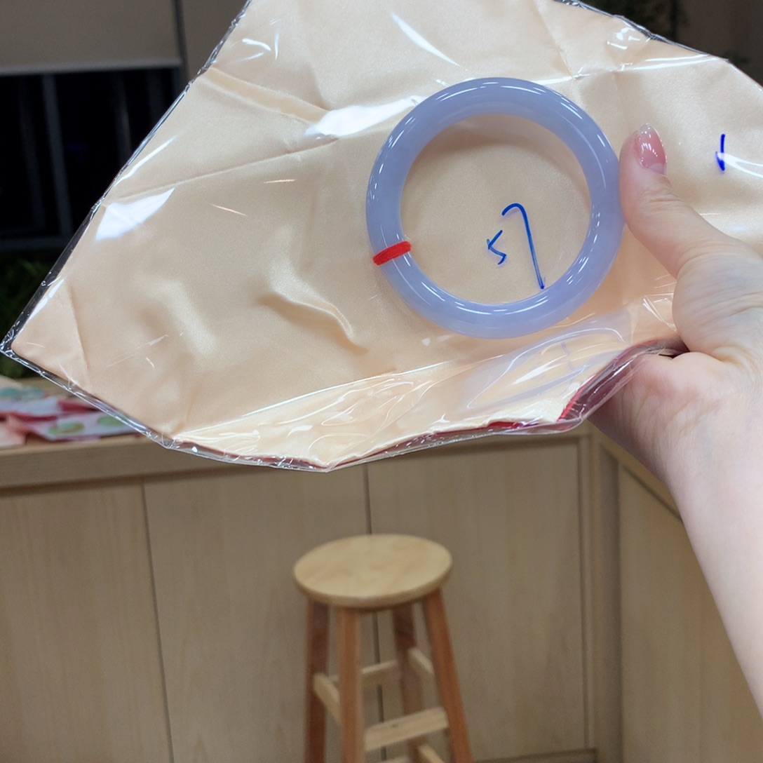 翡翠手镯未镶嵌不退不换