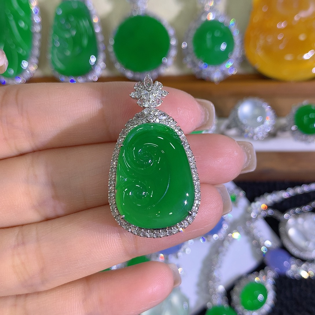 翡翠18K金镶嵌颈饰如意