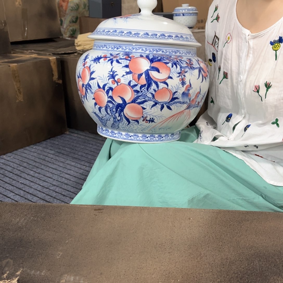 摆件景德镇陶瓷茶叶罐。