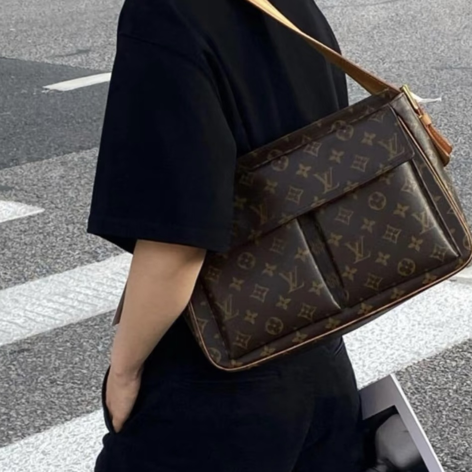 95新 LouisVuitton/路易威登 LV中骆驼单肩包