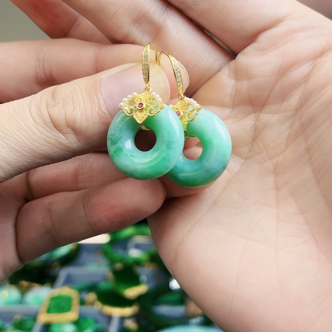 翡翠颈饰未镶嵌耳饰