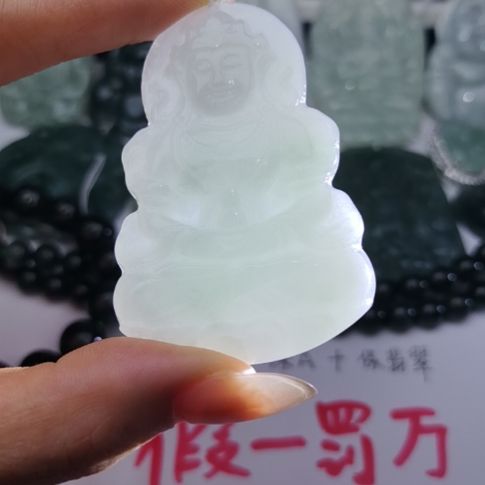 翡翠颈饰未镶嵌天然的A货翡翠