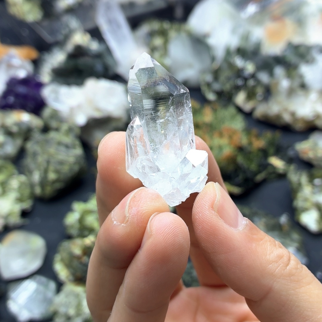 ****酱石材超美白水晶簇