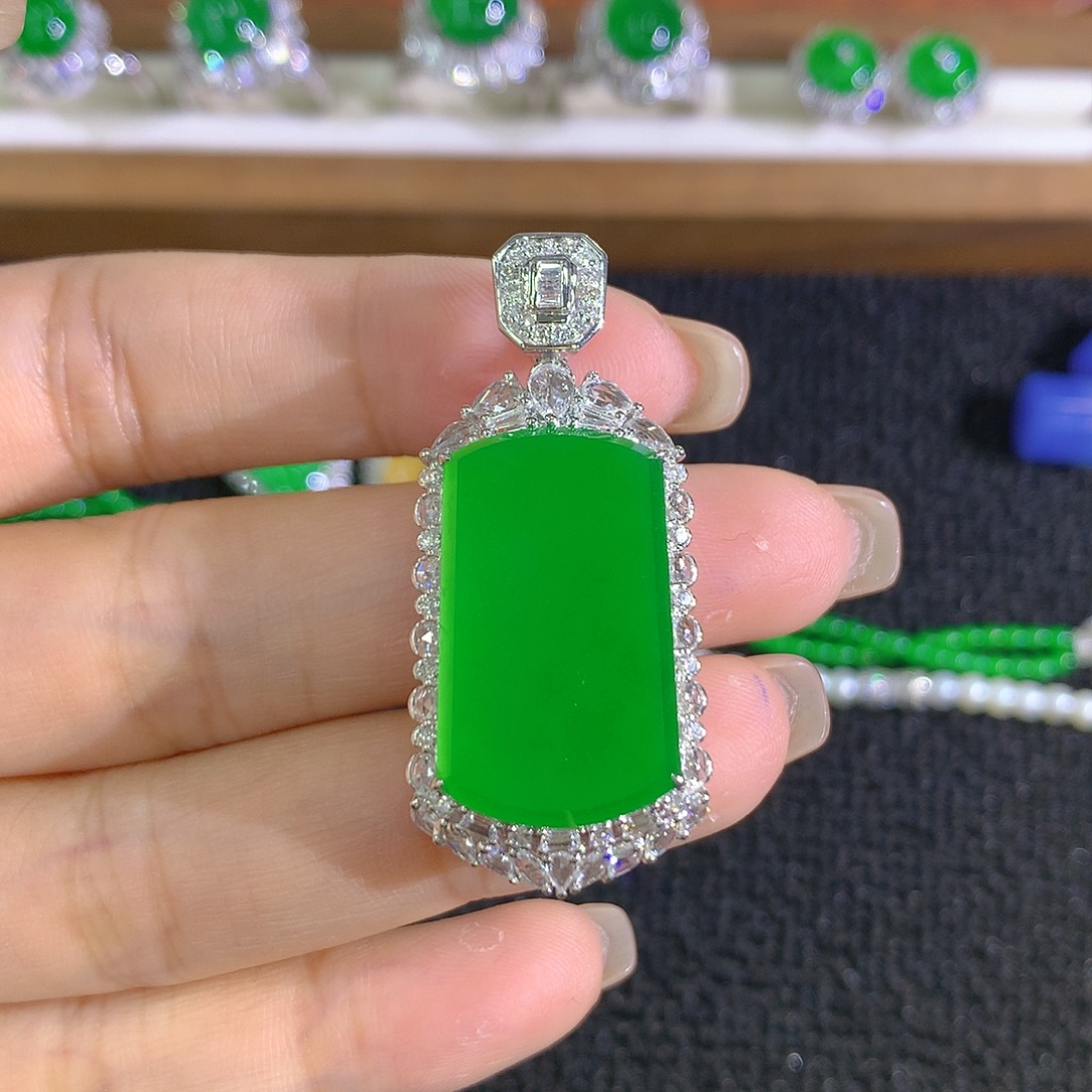 柠***檬翡翠18K金镶嵌颈饰分单