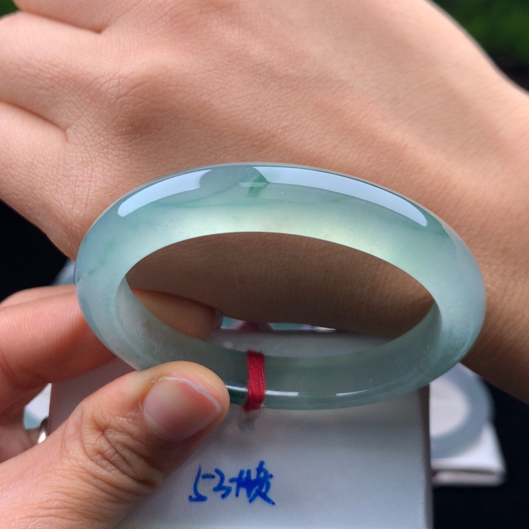 翡翠手镯未镶嵌为**来手镯