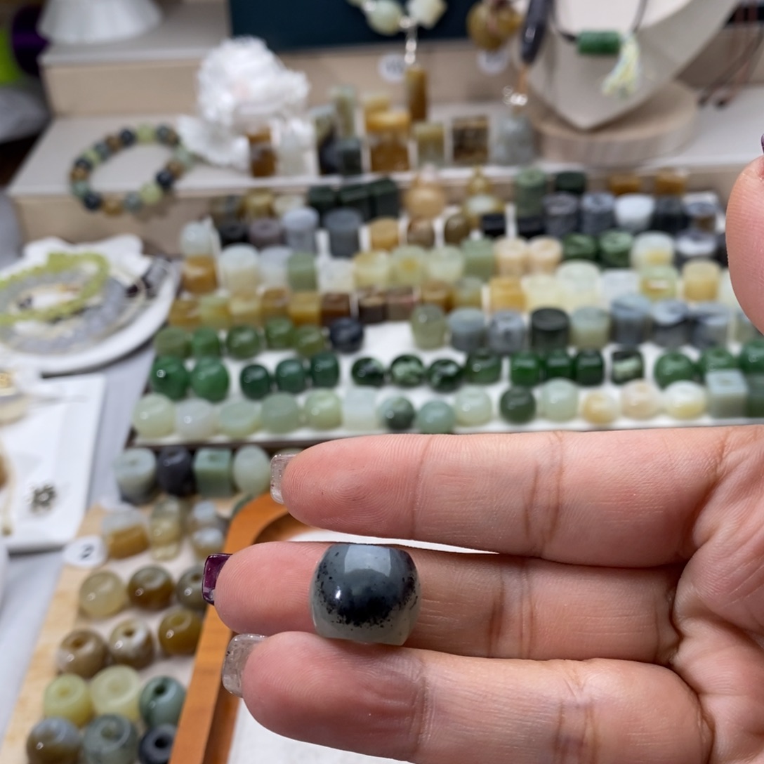 J***o和田玉未镶嵌颈饰买断