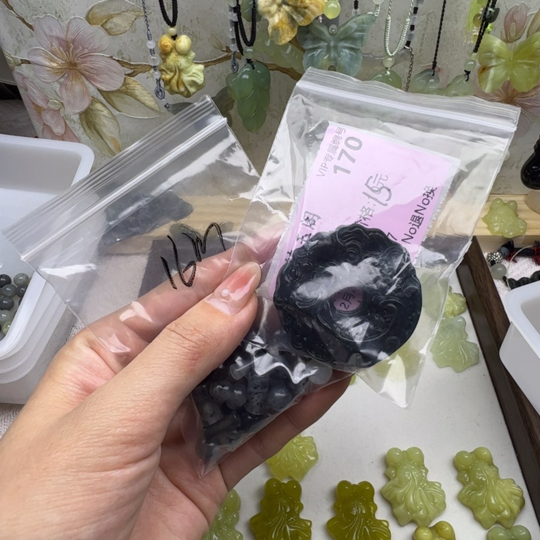 ****虎蛇纹石玉未镶嵌颈饰