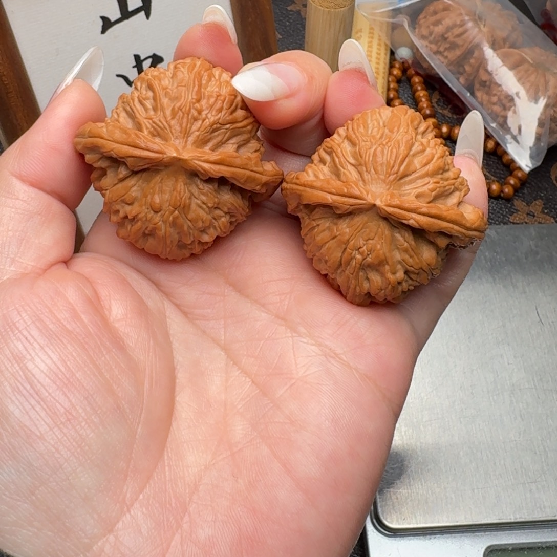 黑***哥文玩核桃把件43白G263