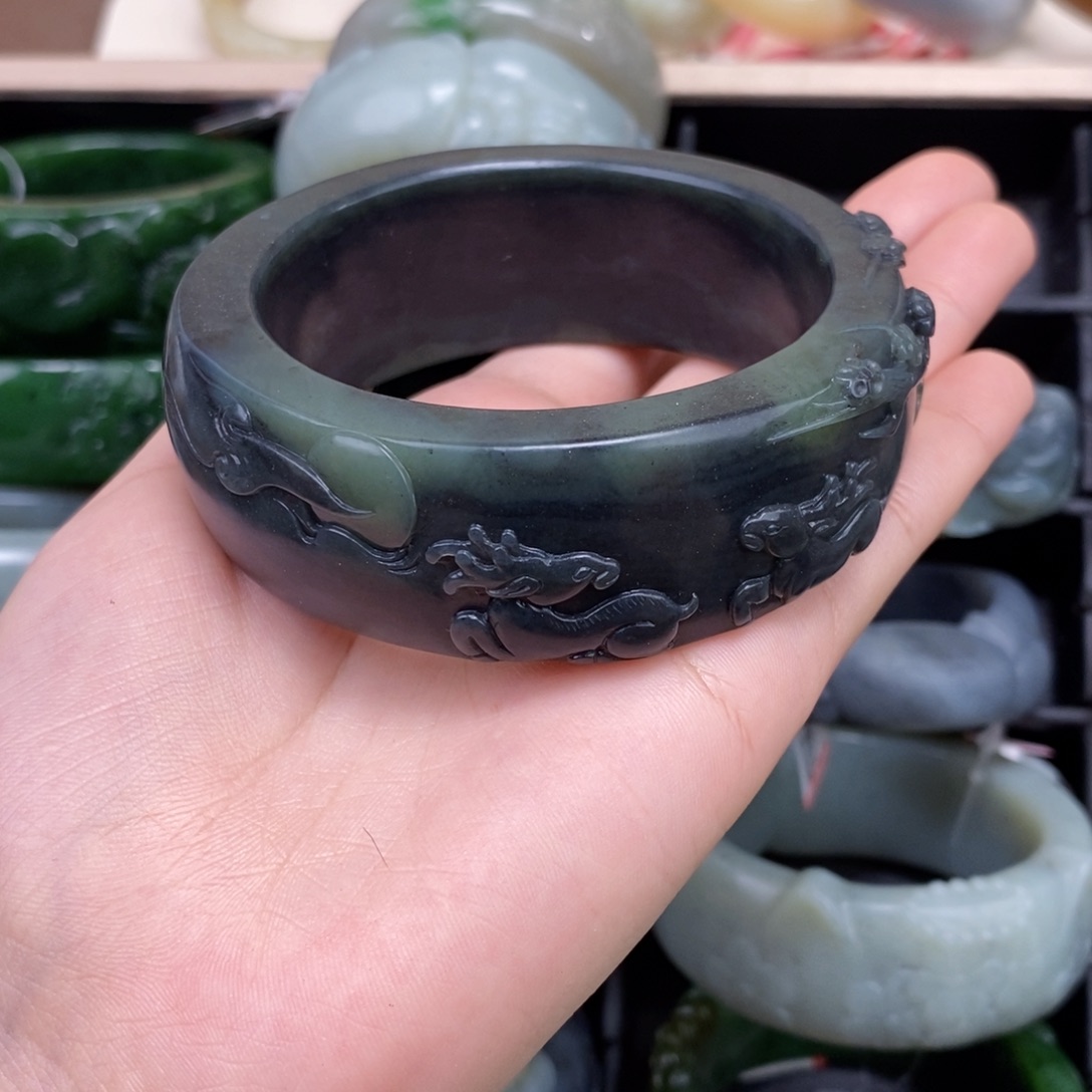 旭***九和田玉未镶嵌手镯