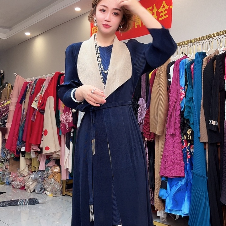 挂脖褶皱的设计连衣裙