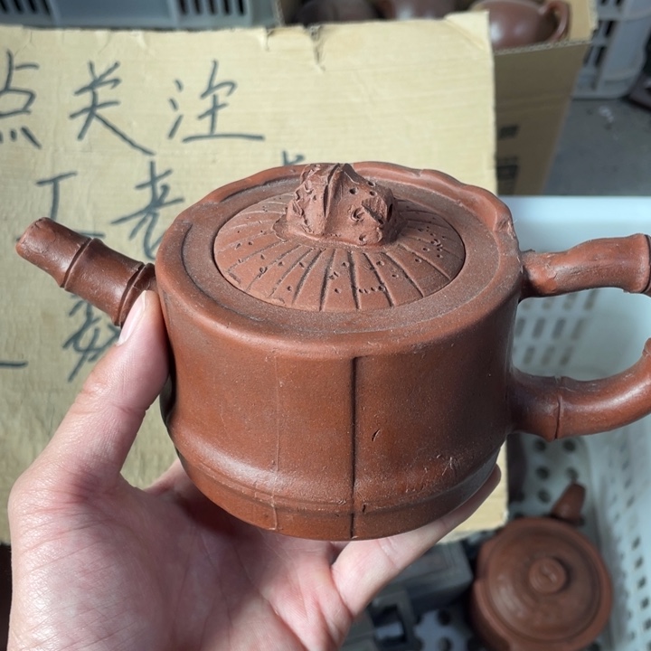 老厂紫砂壶一件。