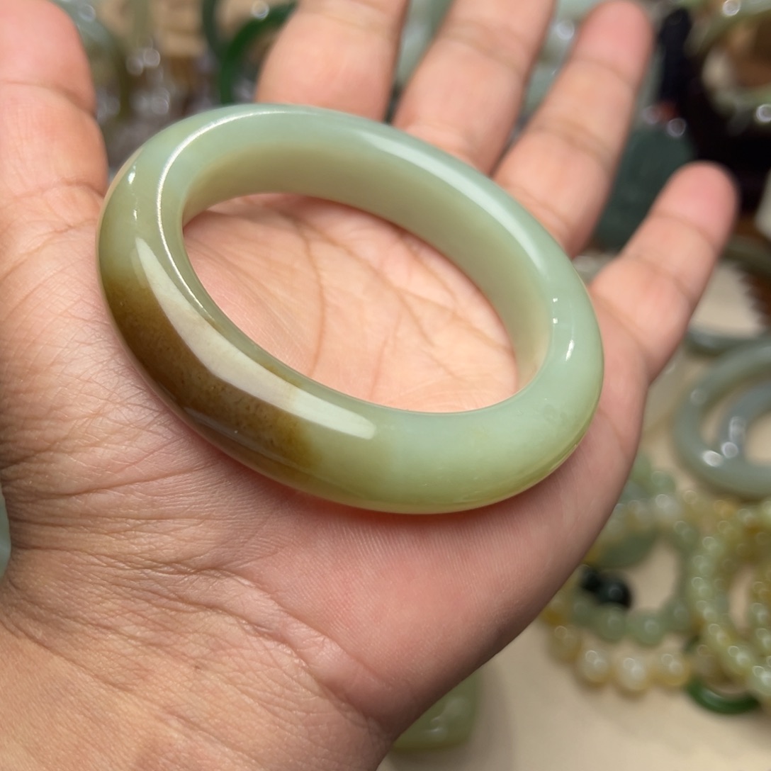 和田玉未镶嵌手镯