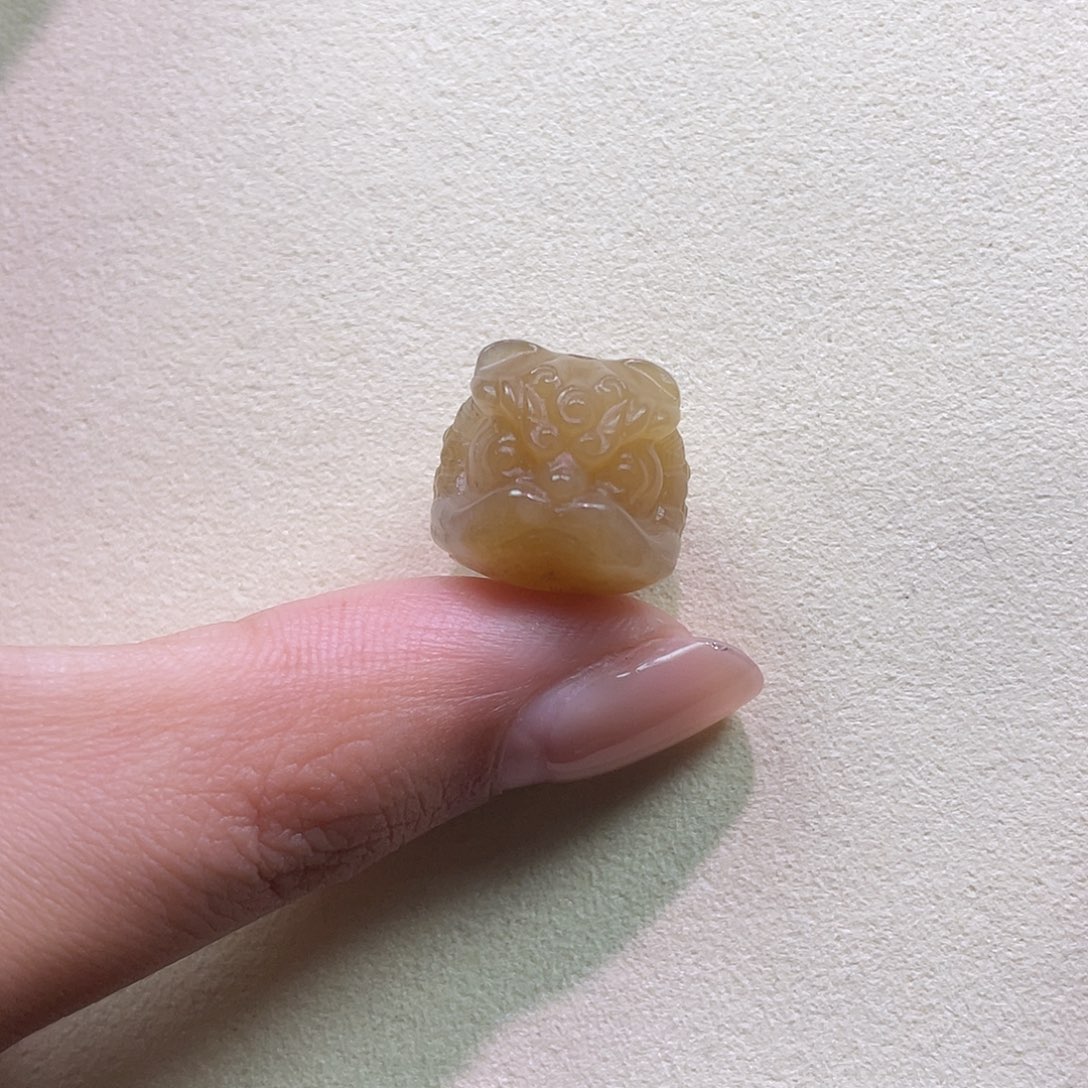 和田玉未镶嵌颈饰醒狮