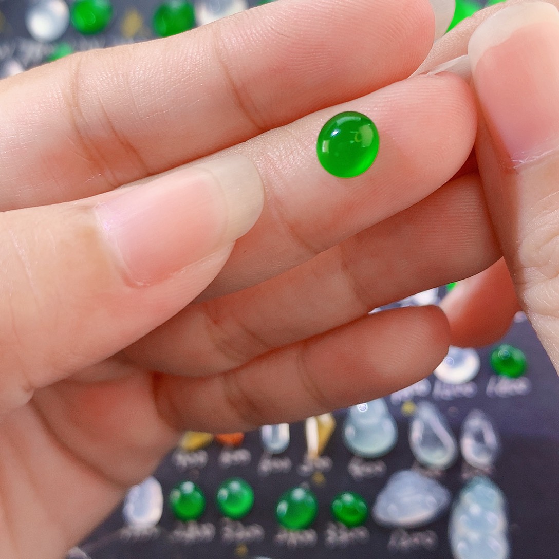 翡翠未镶嵌颈饰正阳绿蛋面