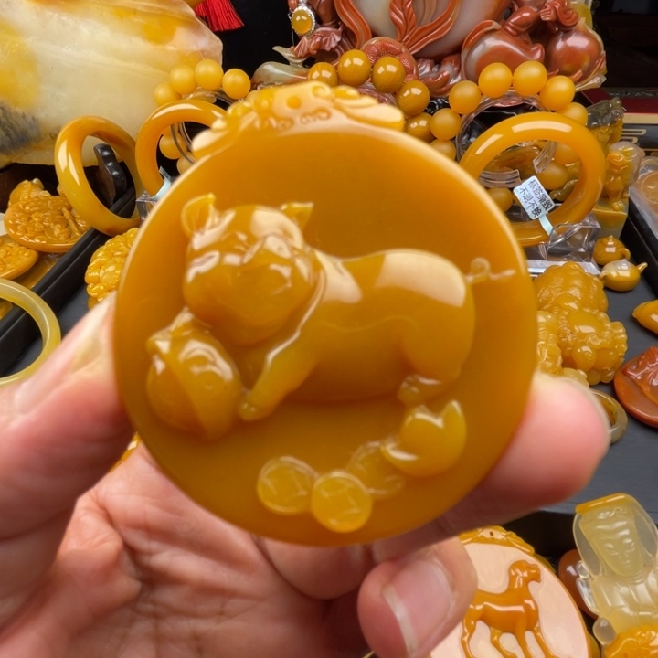 未镶嵌石英质玉（黄龙玉）颈饰