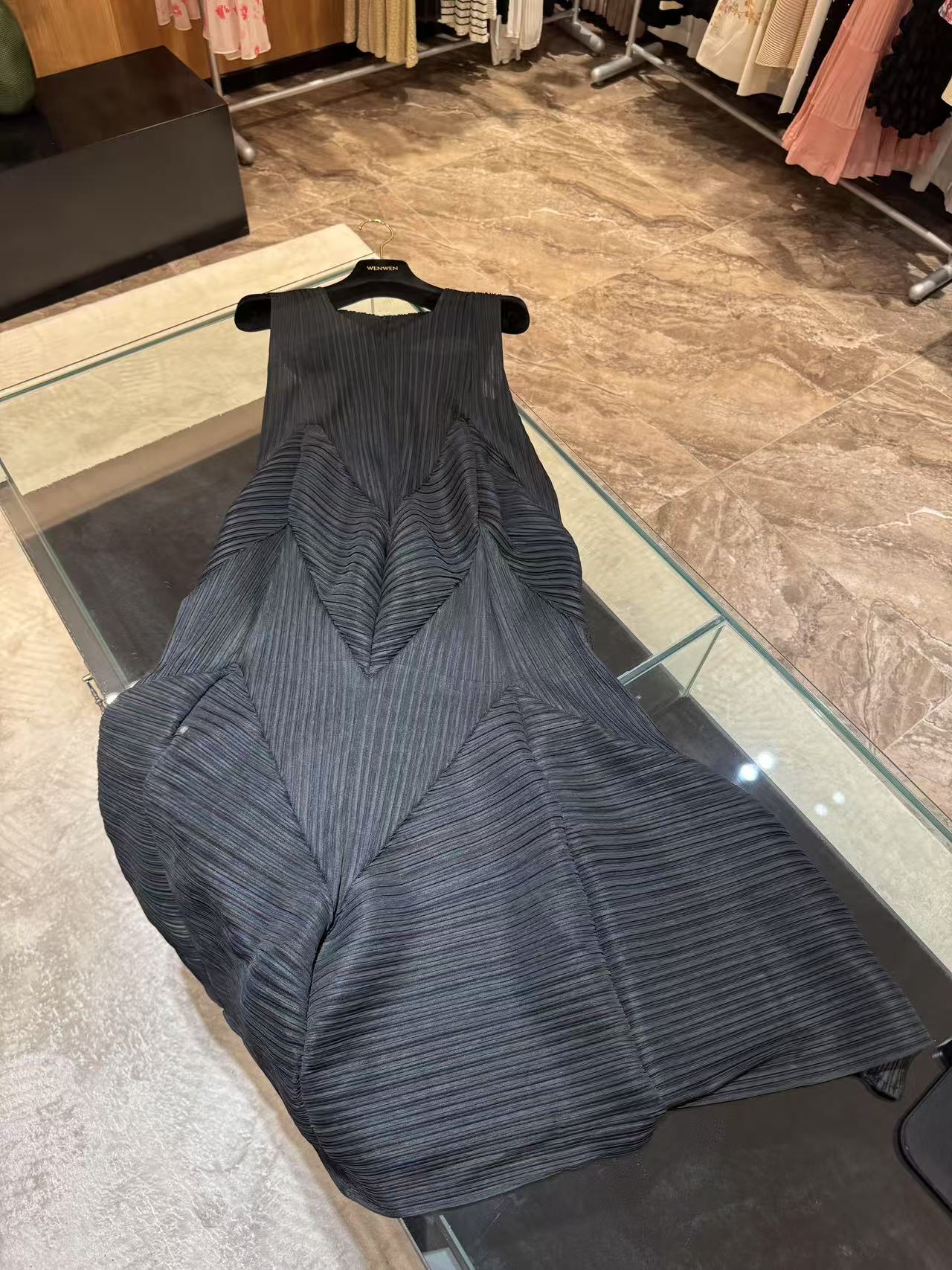 WW2025新款女士气质时尚春夏无袖连衣裙W201143