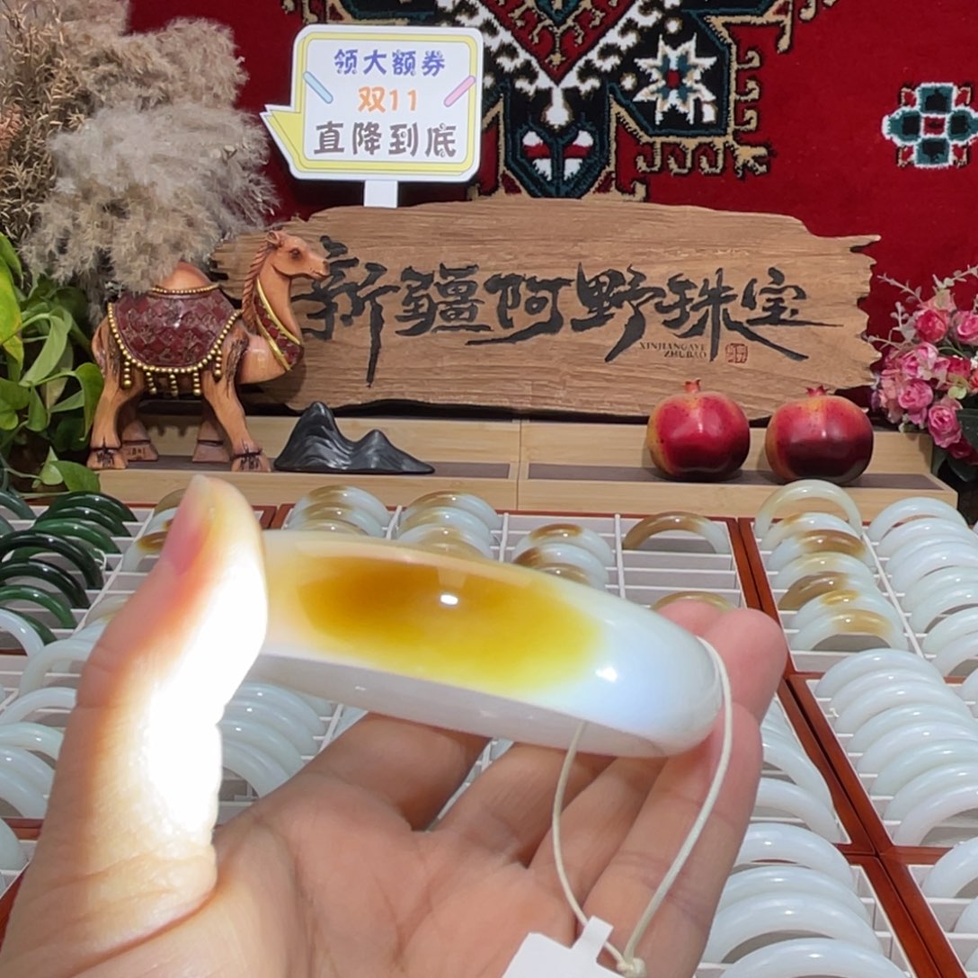 未镶嵌手镯和田玉（糖玉）天然且末金糖色正色浓底子细油