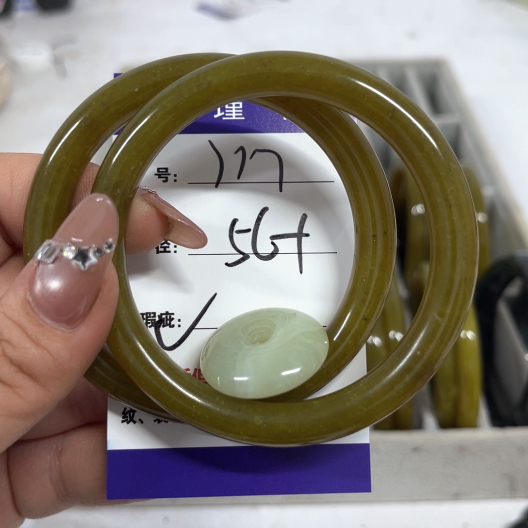 蛇纹石玉手镯未镶嵌