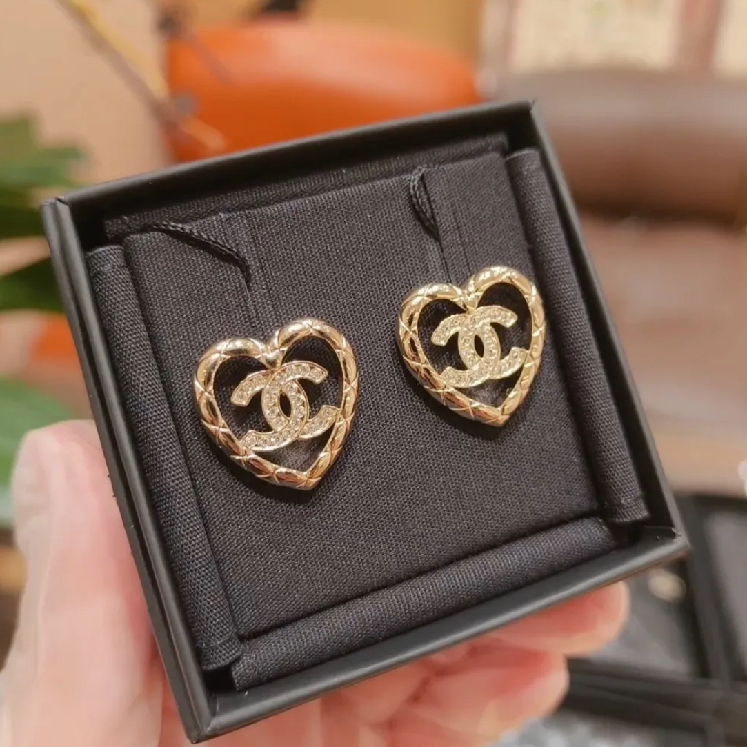 铜合金耳饰 小香风爱心菱格镂空耳钉高级复古耳钉经典