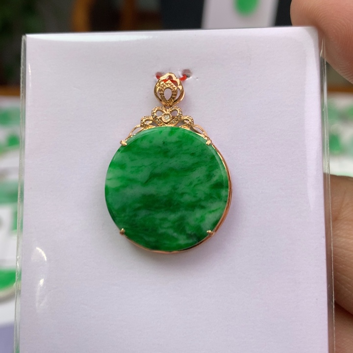 翡翠18K金镶嵌颈饰翡翠