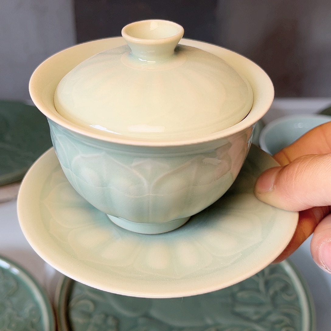 瓷微瑕莲瓣纹盖碗一只