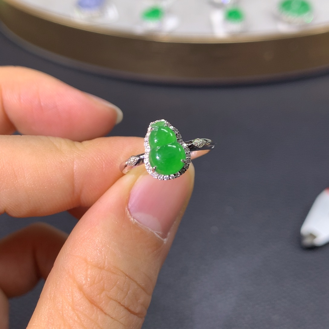 翡翠戒指18K金镶嵌翡翠